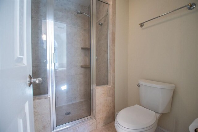 bathroom featuring vaulted ceiling, vanity, tile patterned flooring, and tiled tub