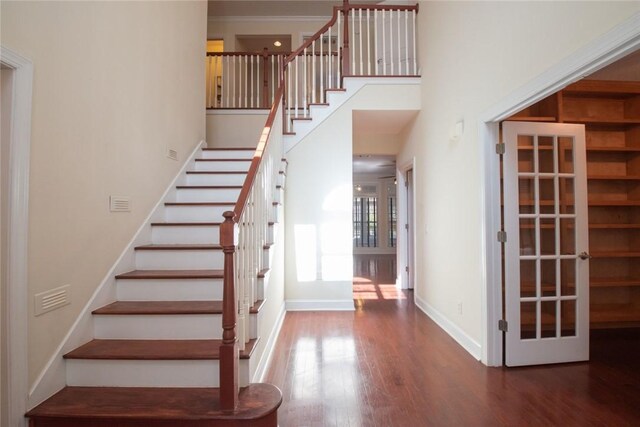 living room featuring crown molding, dark wood-type flooring, and ceiling fan