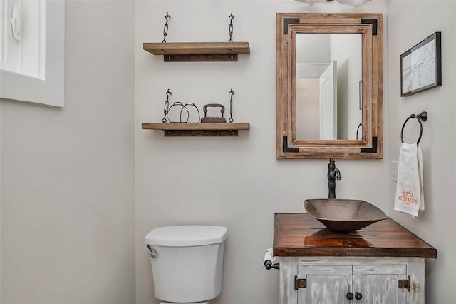 107 Reynoso Ave, Saint Simons Island, GA 31522 - half bath with toilet and vanity