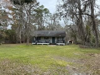 view of front of house with a front lawn