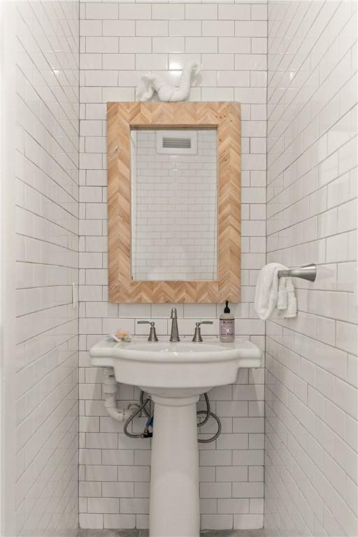 bathroom featuring tile walls