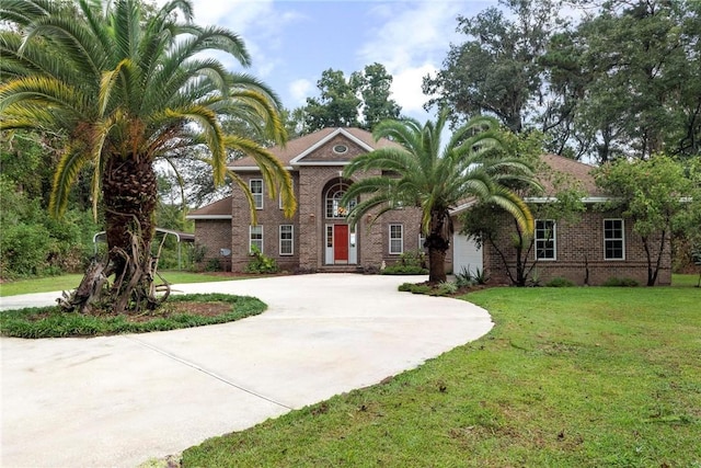 view of front of house featuring a front lawn