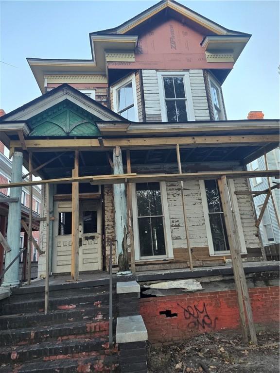 view of front facade featuring covered porch