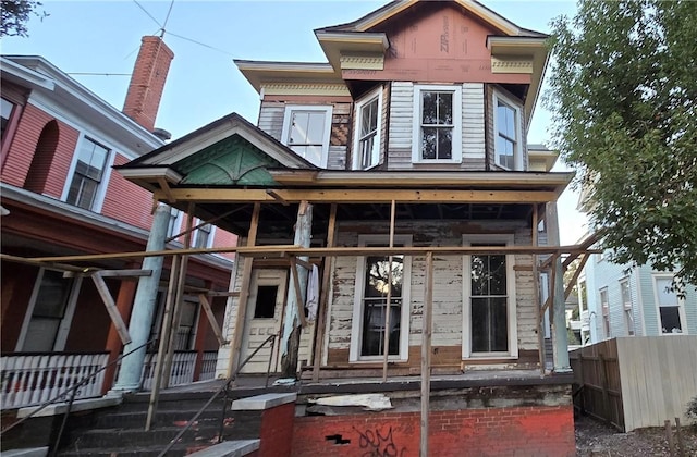 view of front facade featuring fence