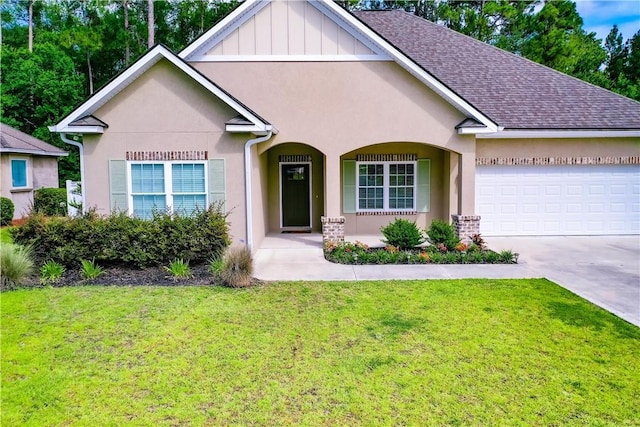 550 Freedom Trl, Brunswick, GA 31525 - view of front of house featuring a front yard and a garage