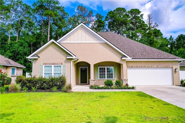 550 Freedom Trl, Brunswick, GA 31525 - view of front of property featuring a garage and a front yard