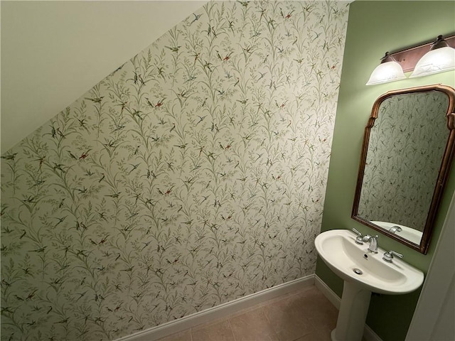 bathroom featuring sink