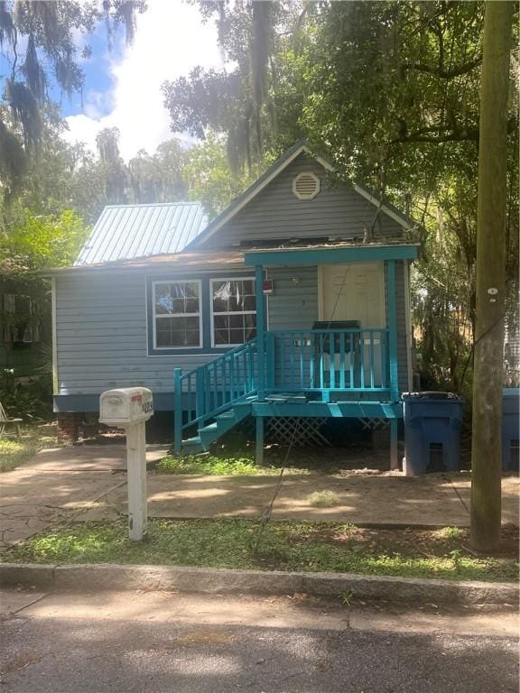 bungalow-style house featuring covered porch