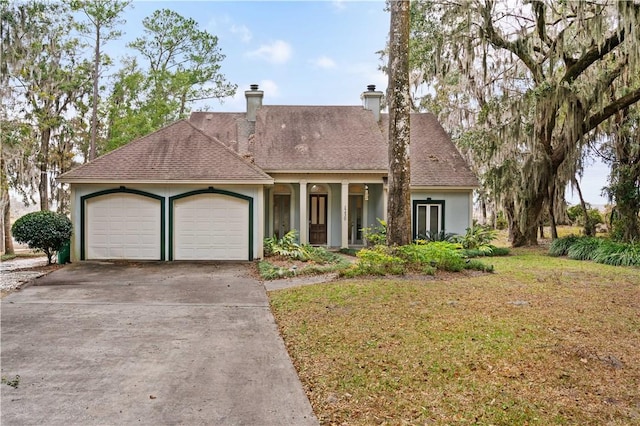 view of front of house featuring a front lawn and a garage