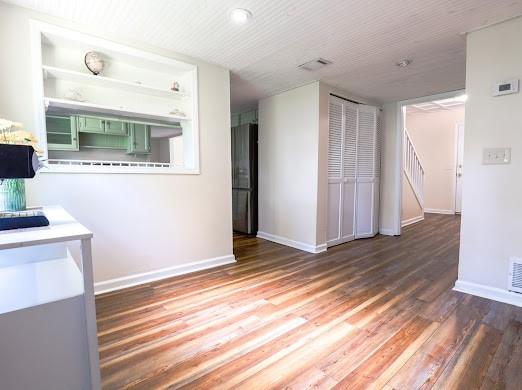 140 Belle Point Pkwy, Brunswick, GA 31525 - kitchen with green cabinetry, wood finished floors, light countertops, and recessed lighting