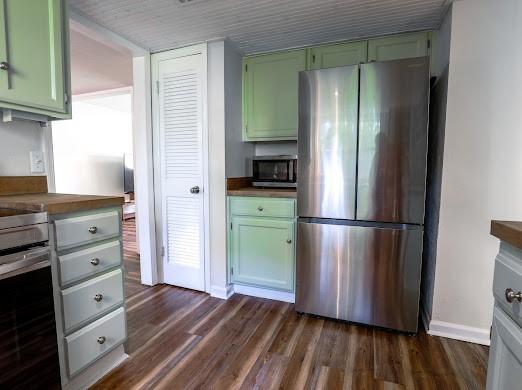 140 Belle Point Pkwy, Brunswick, GA 31525 - kitchen featuring stainless steel appliances, green cabinets, and dark wood-style floors