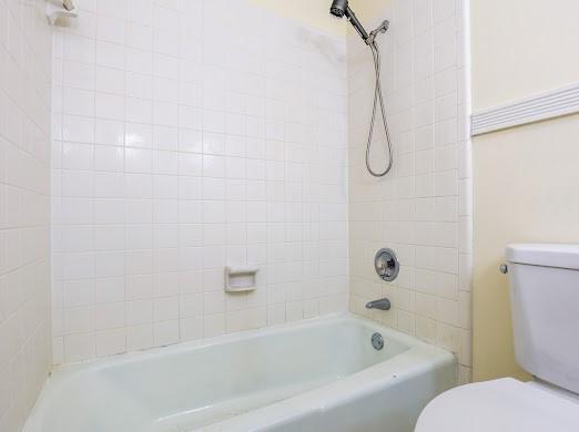 140 Belle Point Pkwy, Brunswick, GA 31525 - bathroom featuring toilet and washtub / shower combination