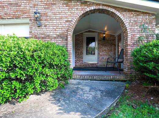 140 Belle Point Pkwy, Brunswick, GA 31525 - entrance to property featuring brick siding and a porch