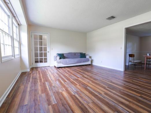 140 Belle Point Pkwy, Brunswick, GA 31525 - living area with wood finished floors and baseboards