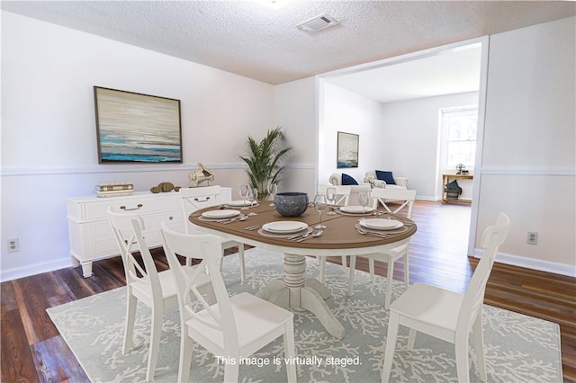 140 Belle Point Pkwy, Brunswick, GA 31525 - dining room with wood finished floors and a textured ceiling