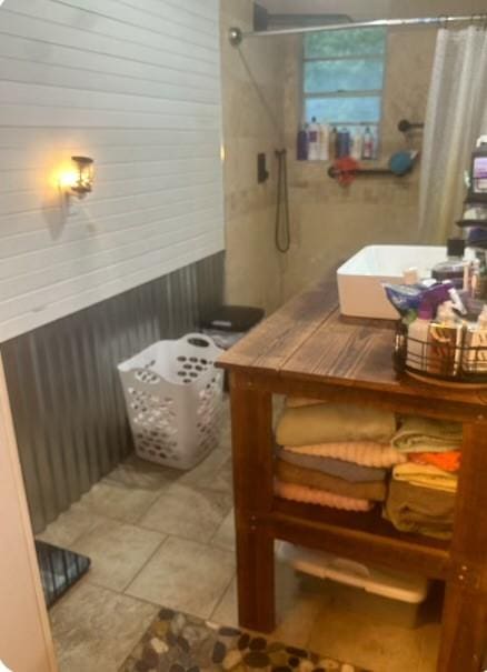 bathroom with a shower with shower curtain and sink