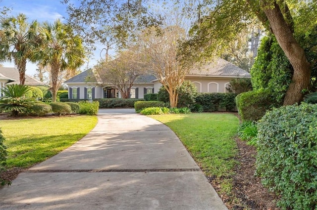 view of front of property with a front yard