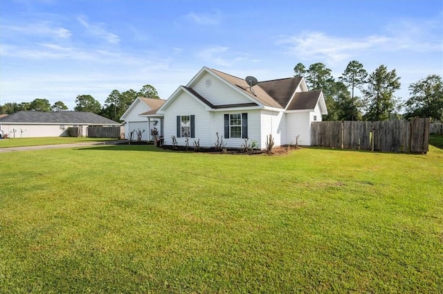 view of front of property featuring a front lawn