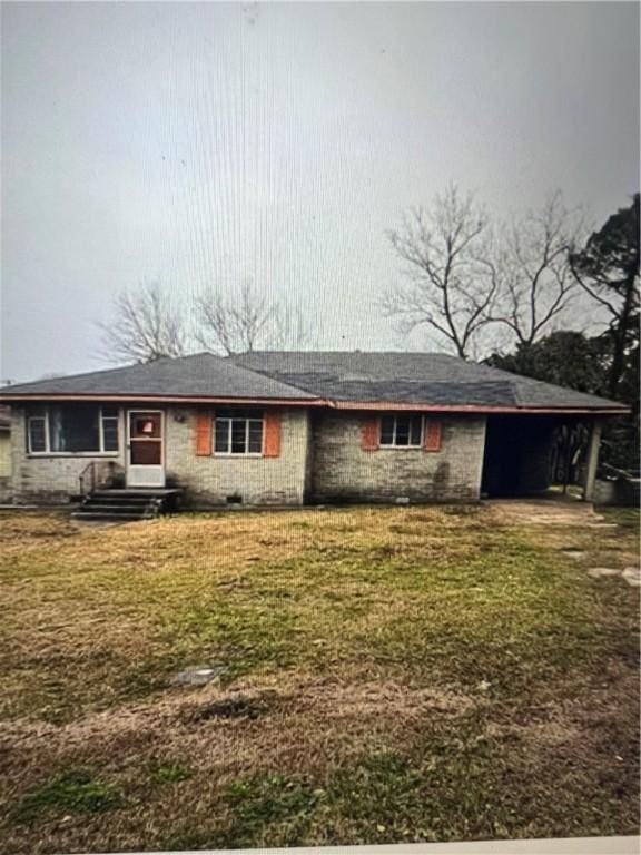 view of front of home featuring a front yard and a carport