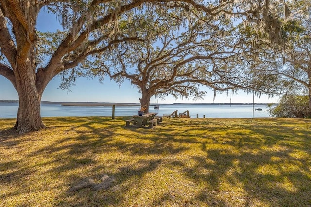 view of yard featuring a water view