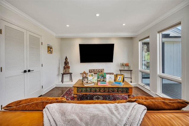 living area with recessed lighting, crown molding, and baseboards