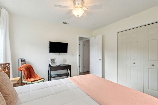 501 W Hall St, Saint Marys, GA 31558 - bedroom featuring visible vents, a ceiling fan, and a closet