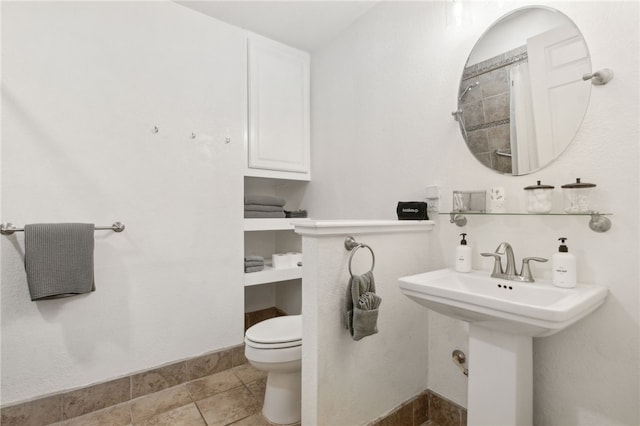 501 W Hall St, Saint Marys, GA 31558 - full bath featuring toilet, a tile shower, and baseboards