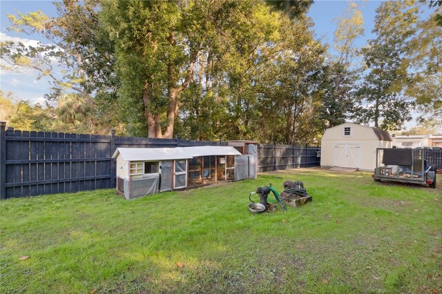 view of yard featuring an outbuilding