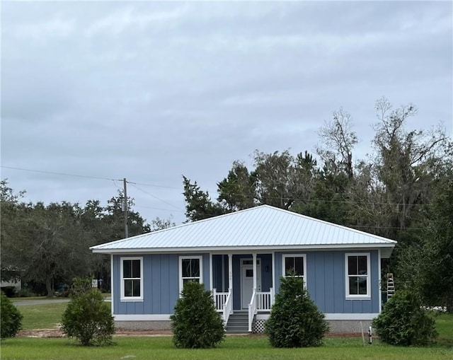 view of front facade featuring a front lawn and covered porch