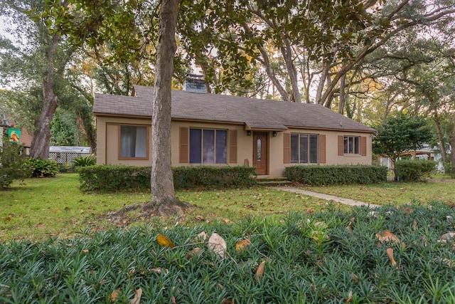 single story home featuring a front lawn