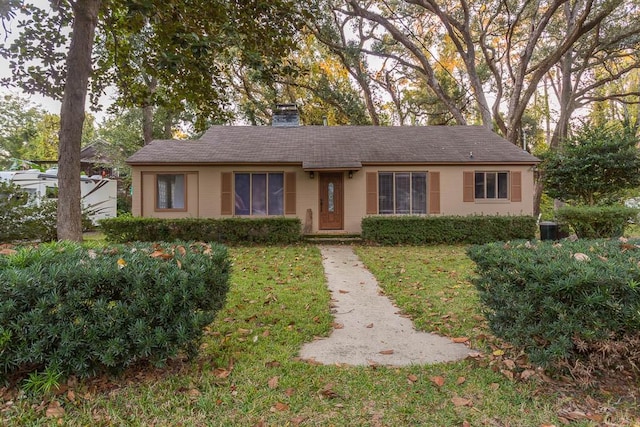 single story home with a front lawn