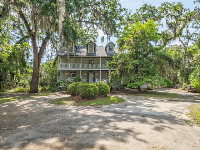 view of front facade with driveway