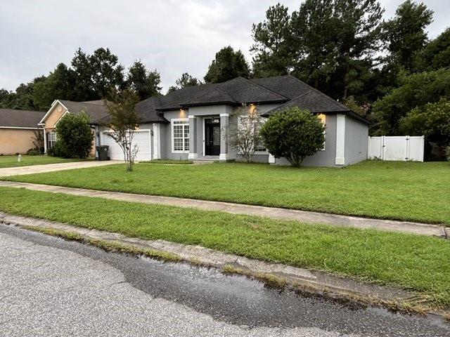 view of front facade featuring a garage and a front yard