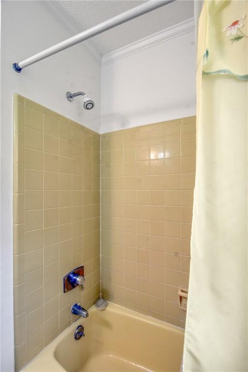 124 Ryals Rd, Brunswick, GA 31523 - full bathroom with shower / tub combo with curtain and crown molding