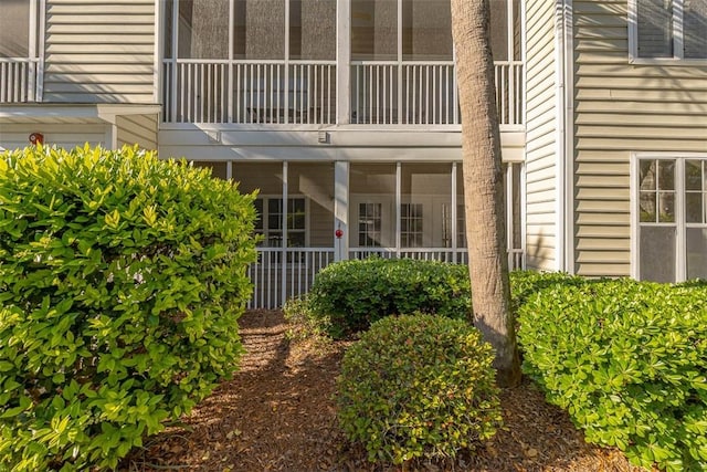 property entrance featuring a balcony