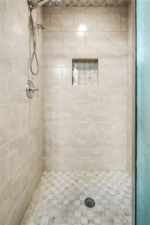 bathroom featuring tiled shower