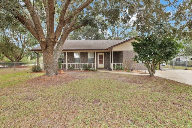 view of front of house featuring covered porch and a front yard