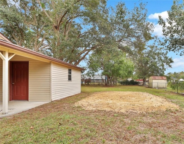 view of yard featuring a storage shed