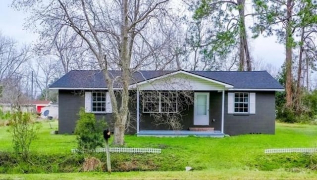 view of front facade featuring a front lawn