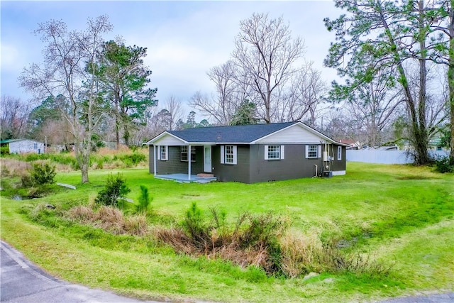 view of front of home featuring fence and a front lawn