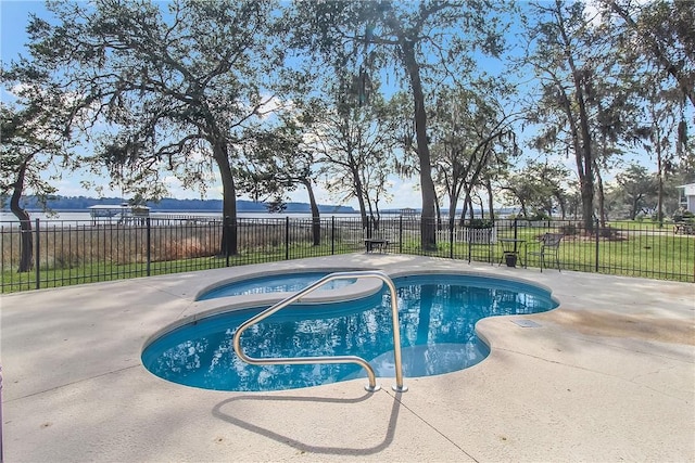 view of pool featuring a fenced in pool, a jacuzzi, a patio, and fence