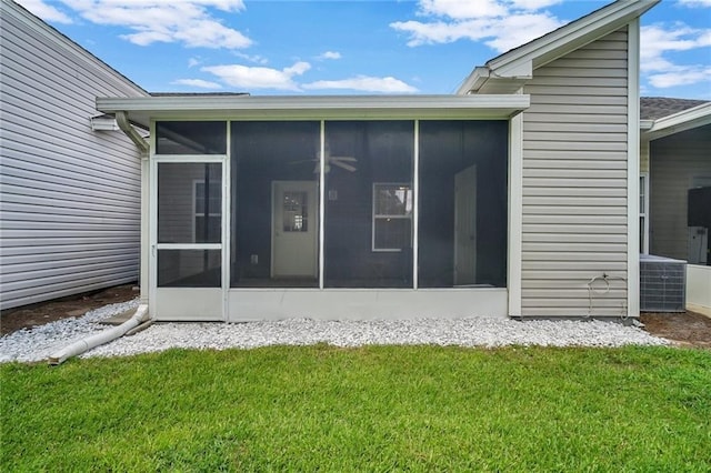 348 Moss Creek Ln, Brunswick, GA 31522 - back of property with a sunroom and a yard