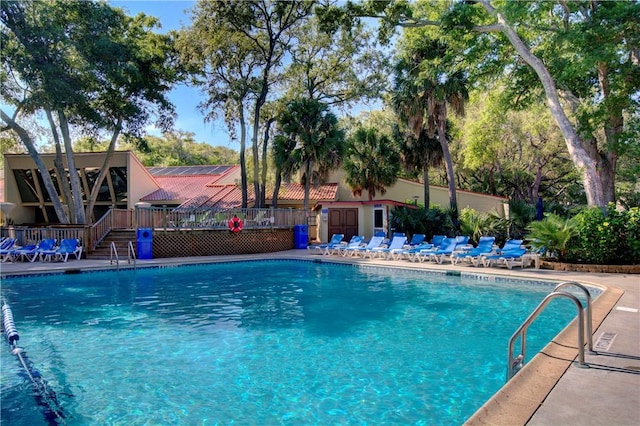 view of swimming pool