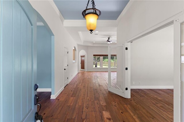 114 Wedge Wood Ct, Brunswick, GA 31525 - entryway featuring arched walkways, ceiling fan, dark wood-style floors, a raised ceiling, and baseboards