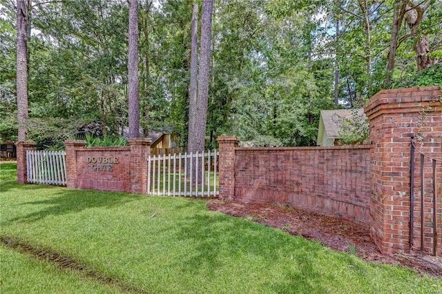 view of gate featuring a lawn