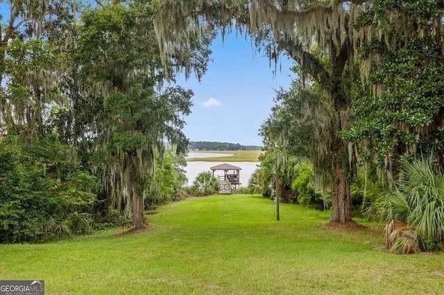 view of yard featuring a water view