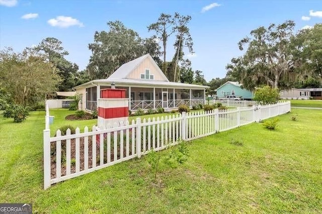 view of front of home featuring a front yard