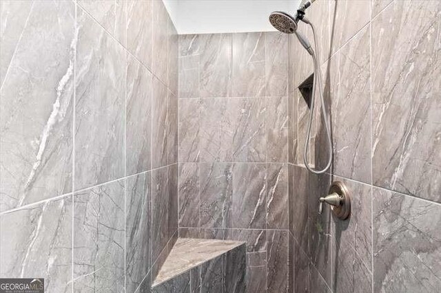 room details featuring a tile shower