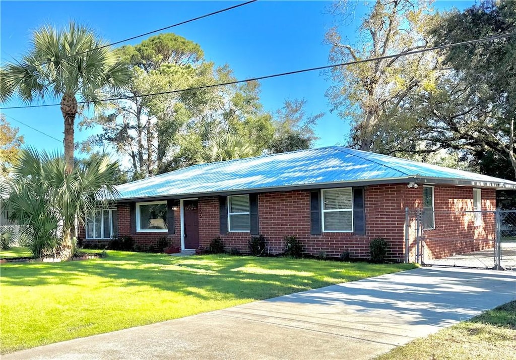 ranch-style house featuring a front yard