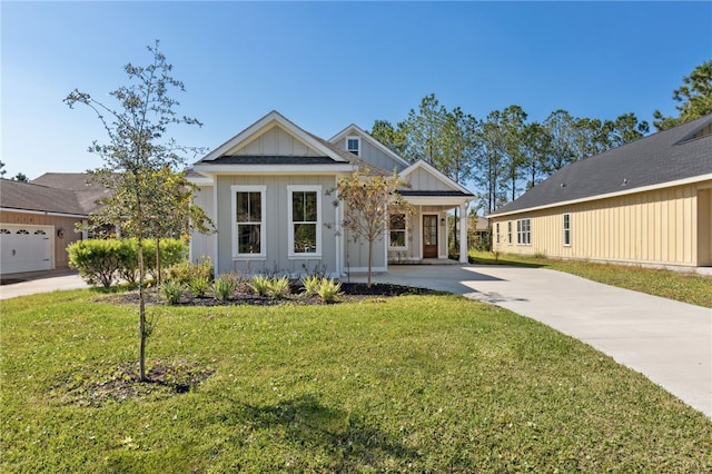 view of front of property featuring a front yard